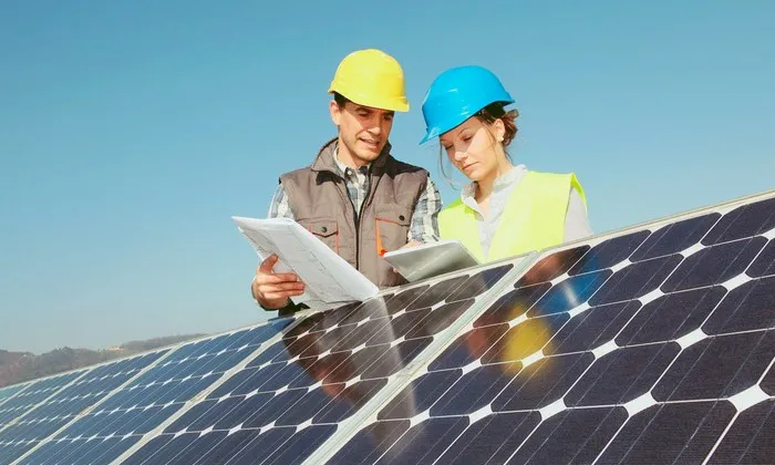 Ingénieur solaire EliSun analysant les plans d'installation